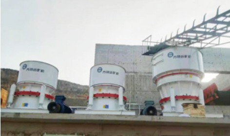 筑牢安全防线倾听青年心声